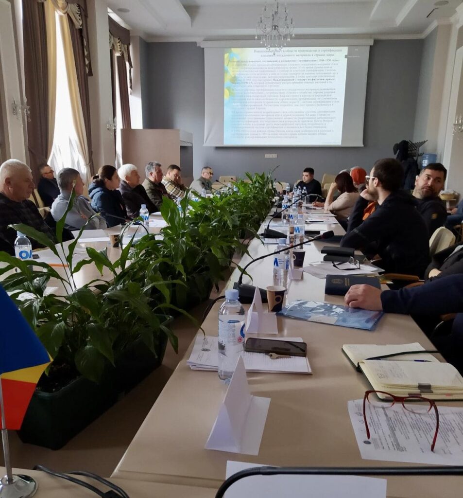 Ieri, la Chișinău a fost organizat un seminar dedicat producătorilor agricoli, având ca temă „Producerea materialului săditor horticol devirozat conform cerințelor UE”. 3 474059605 122133544016564674 3702771993405518455 n