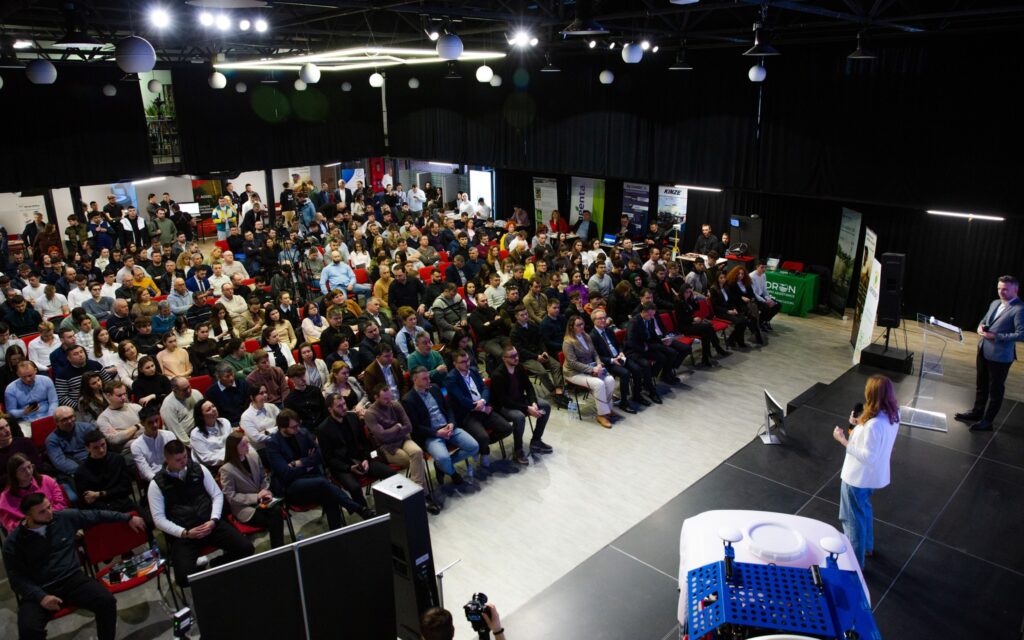 La Conferința #AgTech2025, Centrul de Consiliere Agricolă și Rurală - CCAR reprezentat de directoarea Chiper Carolina a fost parte din dialogul despre digitalizare, inovație și soluții inteligente pentru fermele moderne. 3 482327950 122145476396564674 9209891634632619651 n