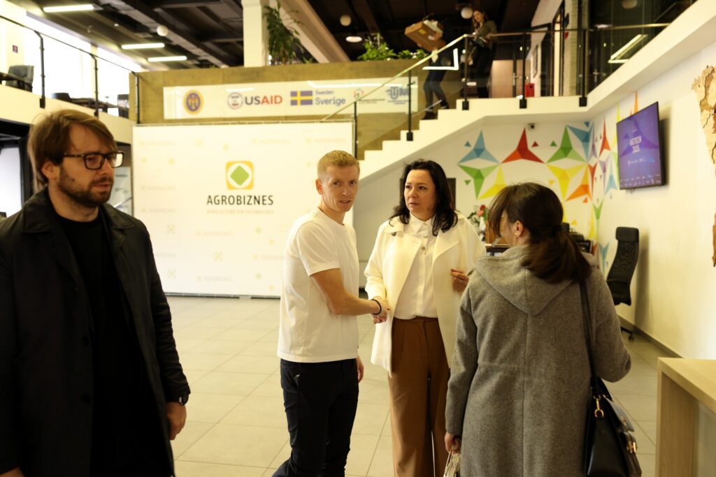 La Conferința #AgTech2025, Centrul de Consiliere Agricolă și Rurală - CCAR reprezentat de directoarea Chiper Carolina a fost parte din dialogul despre digitalizare, inovație și soluții inteligente pentru fermele moderne. 4 483892696 122145476306564674 1216234876452363617 n